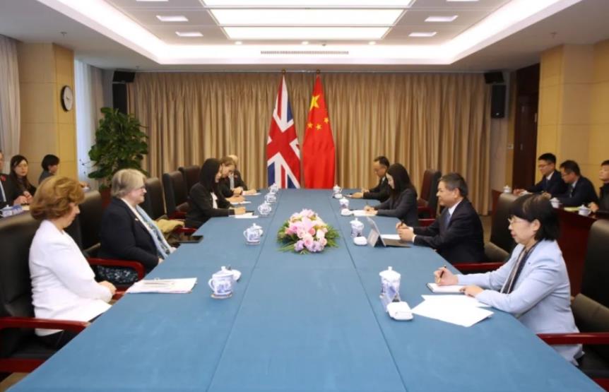生態(tài)環(huán)境部部長黃潤秋會見英國環(huán)境、食品和農(nóng)村事務大臣