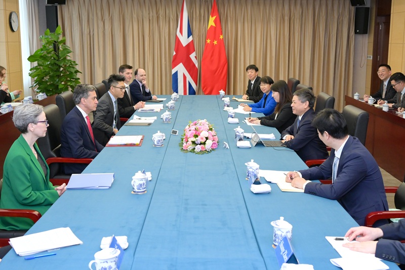 生態(tài)環(huán)境部部長(zhǎng)黃潤(rùn)秋會(huì)見英國(guó)能源安全與凈零排放大臣米利班德