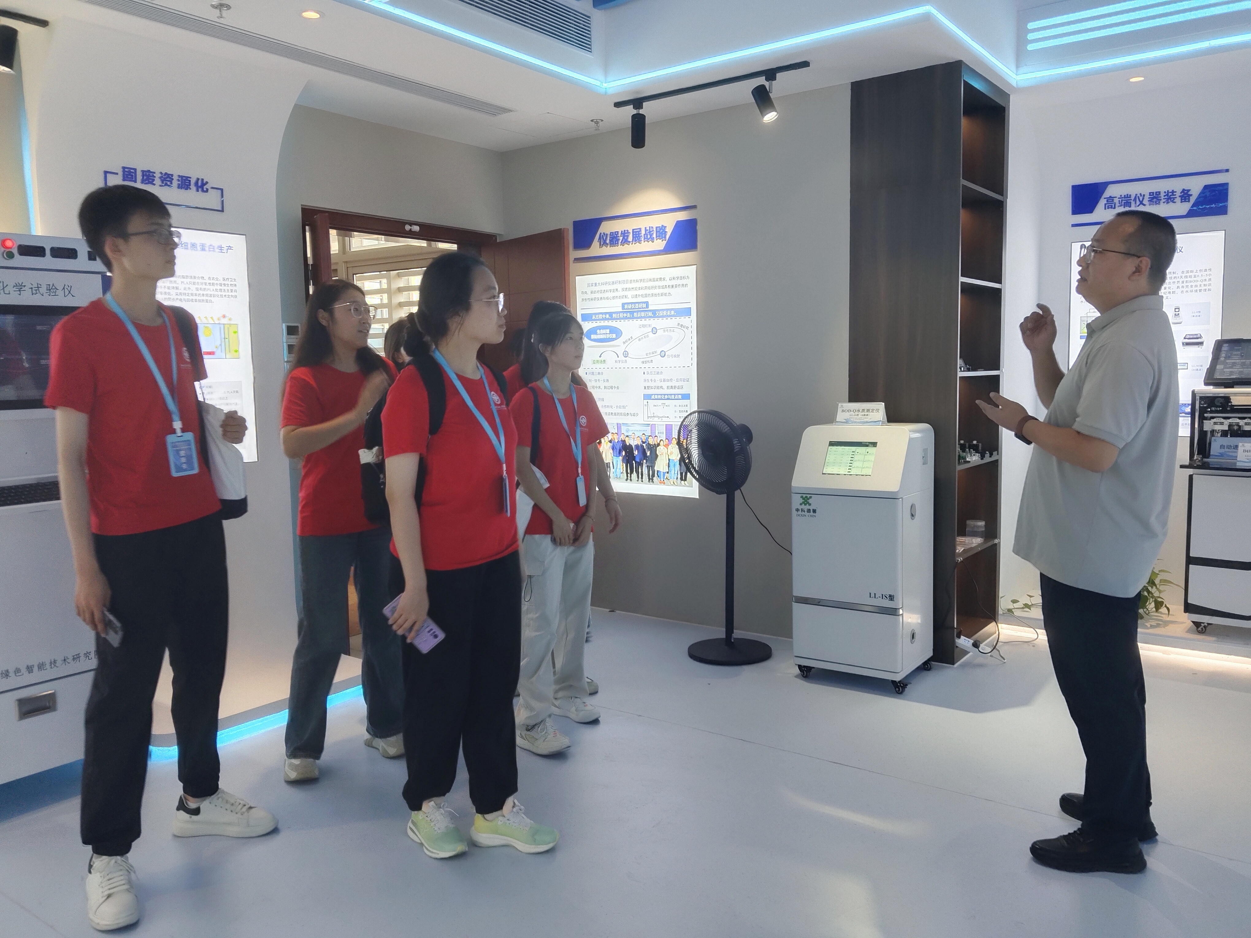 夏令營游學(xué)團(tuán)隊(duì)一行參觀我司