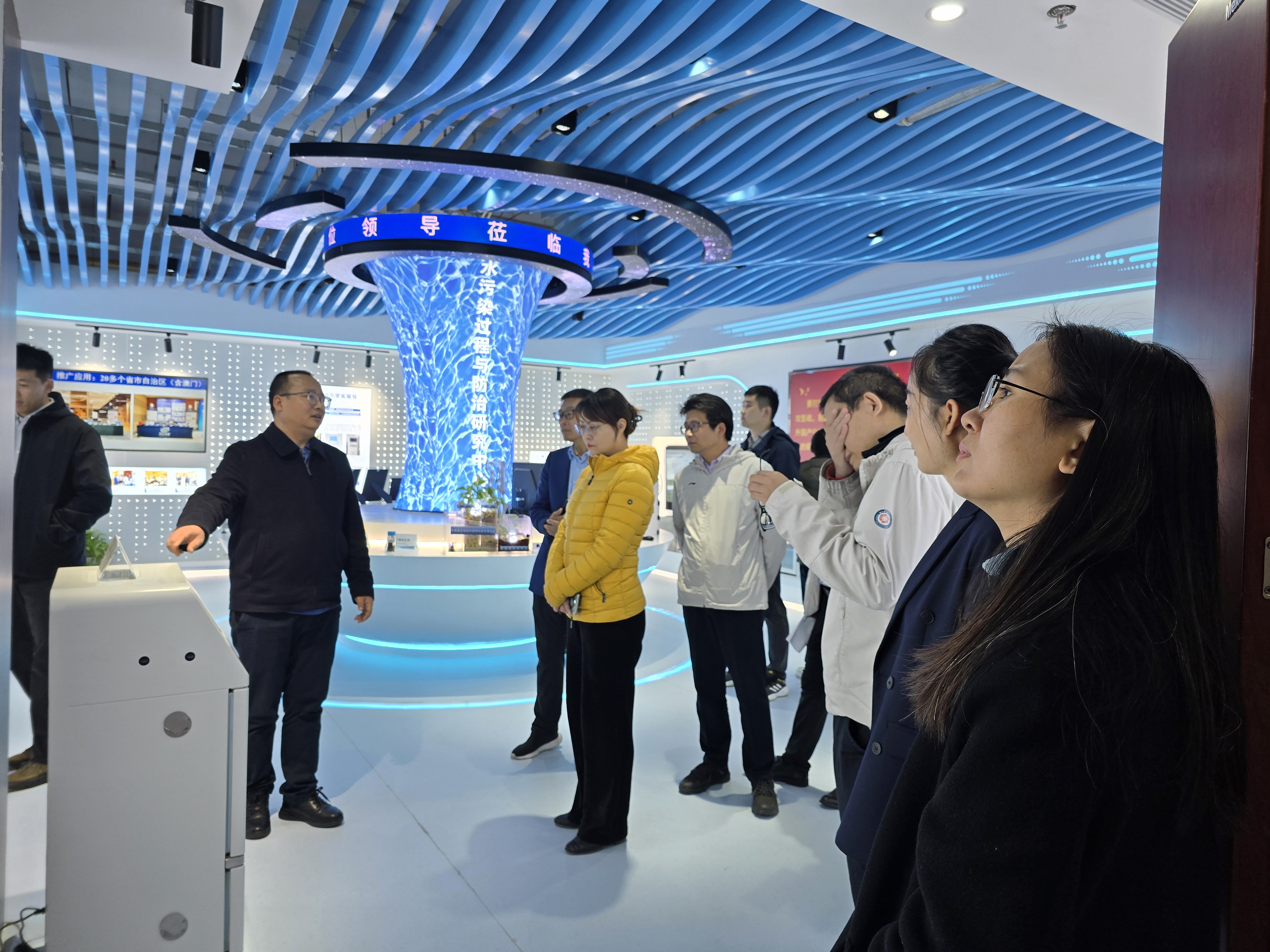 中國科學(xué)院廣州能源所領(lǐng)導(dǎo)一行參觀我司儀器展廳