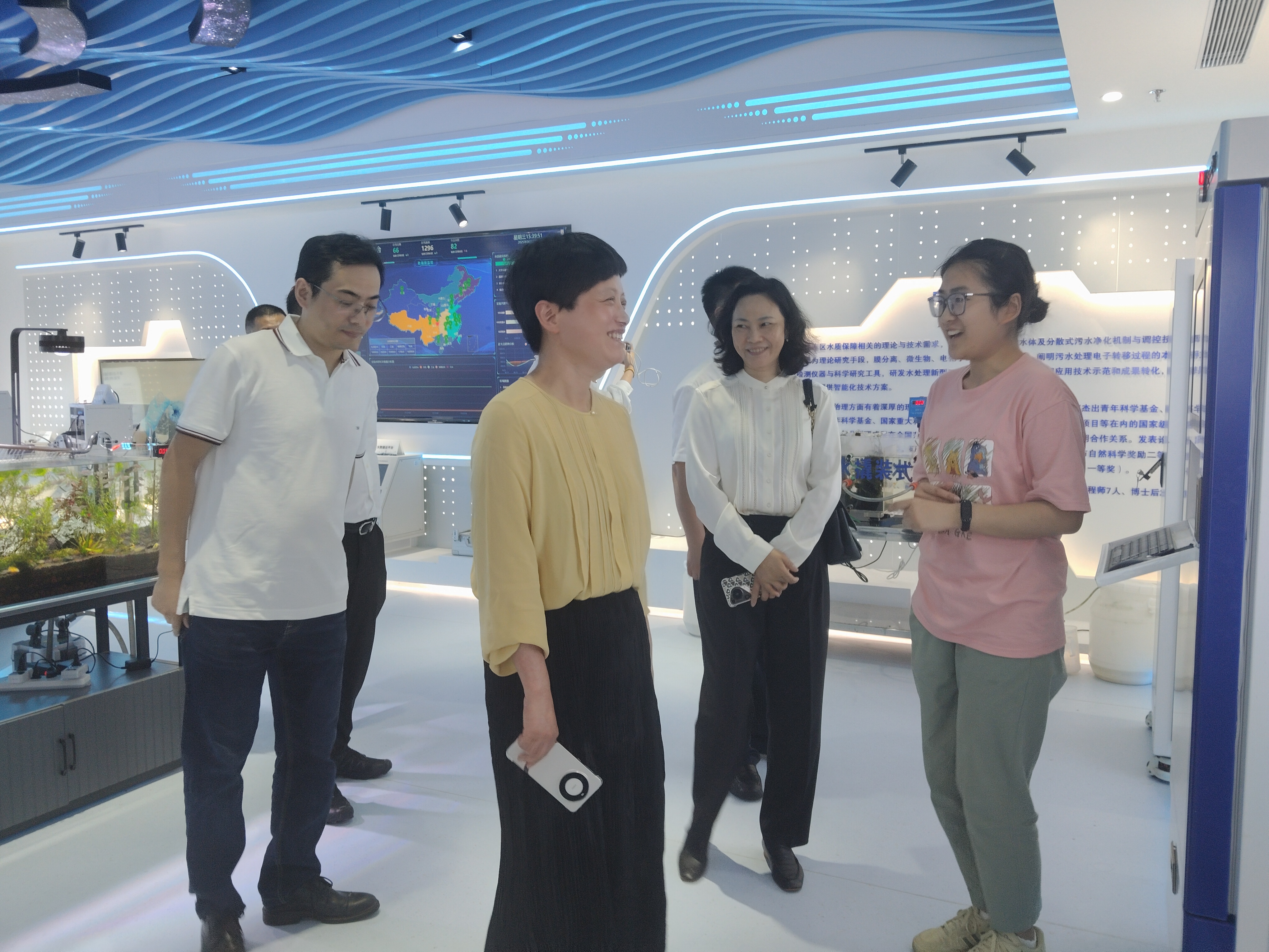 松江區(qū)人才局代表團蒞臨我司儀器展廳 共促科技創(chuàng)新與產(chǎn)業(yè)發(fā)展