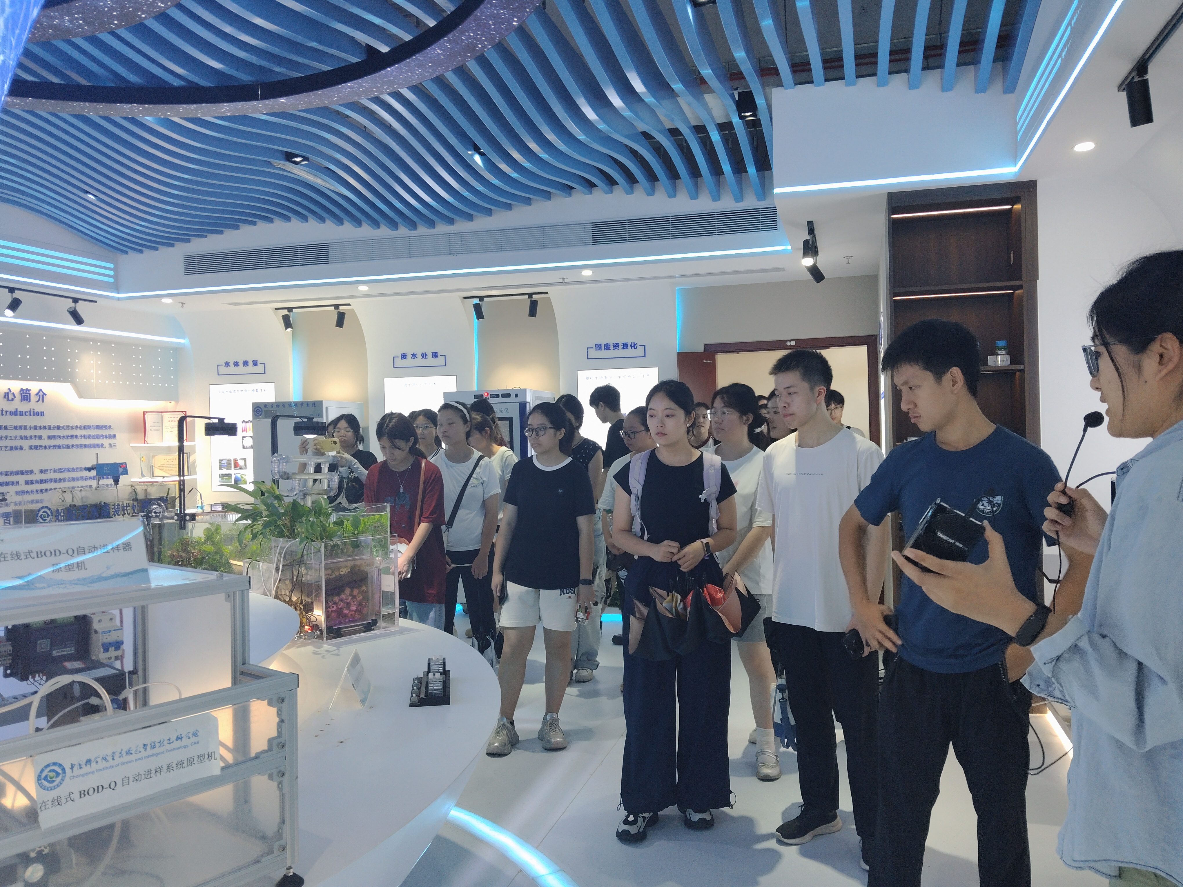 “大學生看新重慶”社會實踐團實地探訪我司儀器展廳