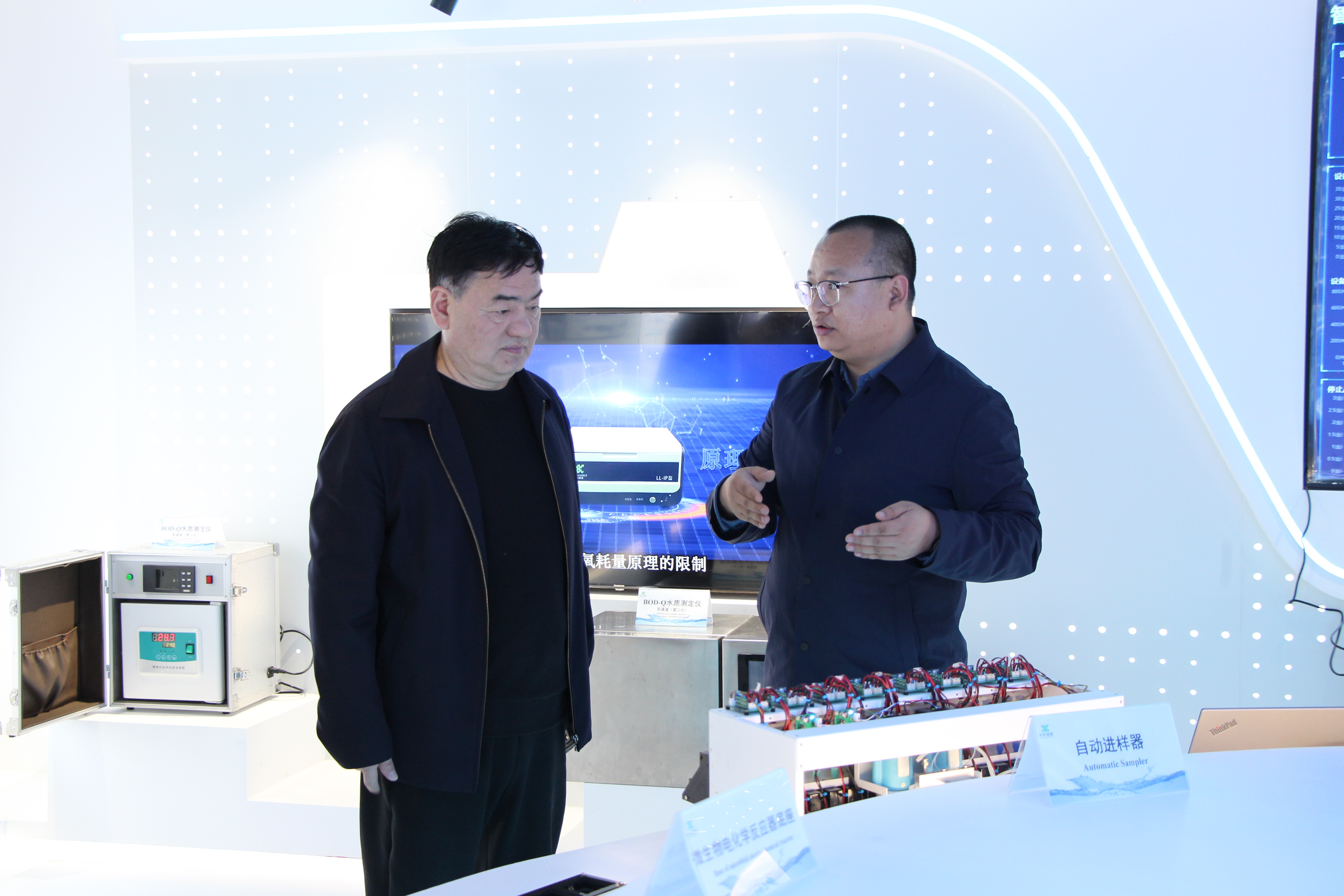 安徽省政協(xié)領(lǐng)導(dǎo)參觀我司儀器展廳