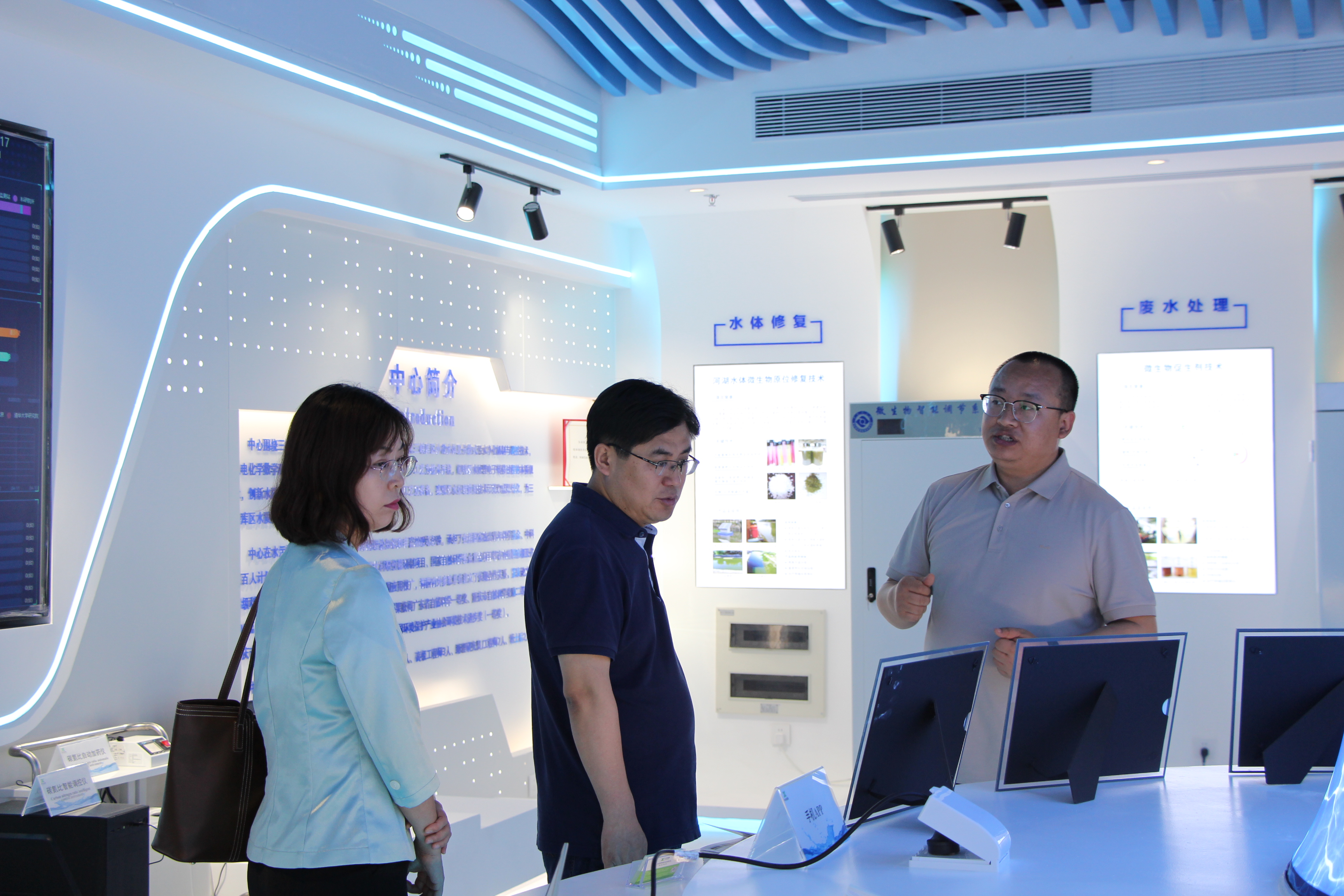 市科技局代表一行參觀我司儀器展廳