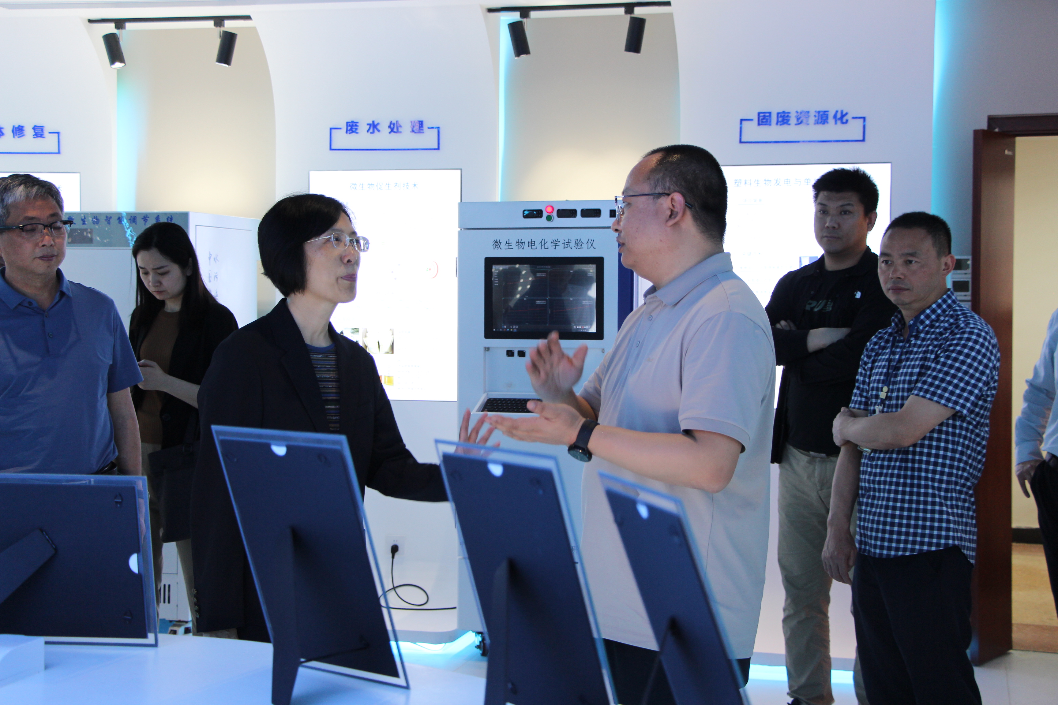 北碚區(qū)委領(lǐng)導(dǎo)一行參觀我司儀器展廳