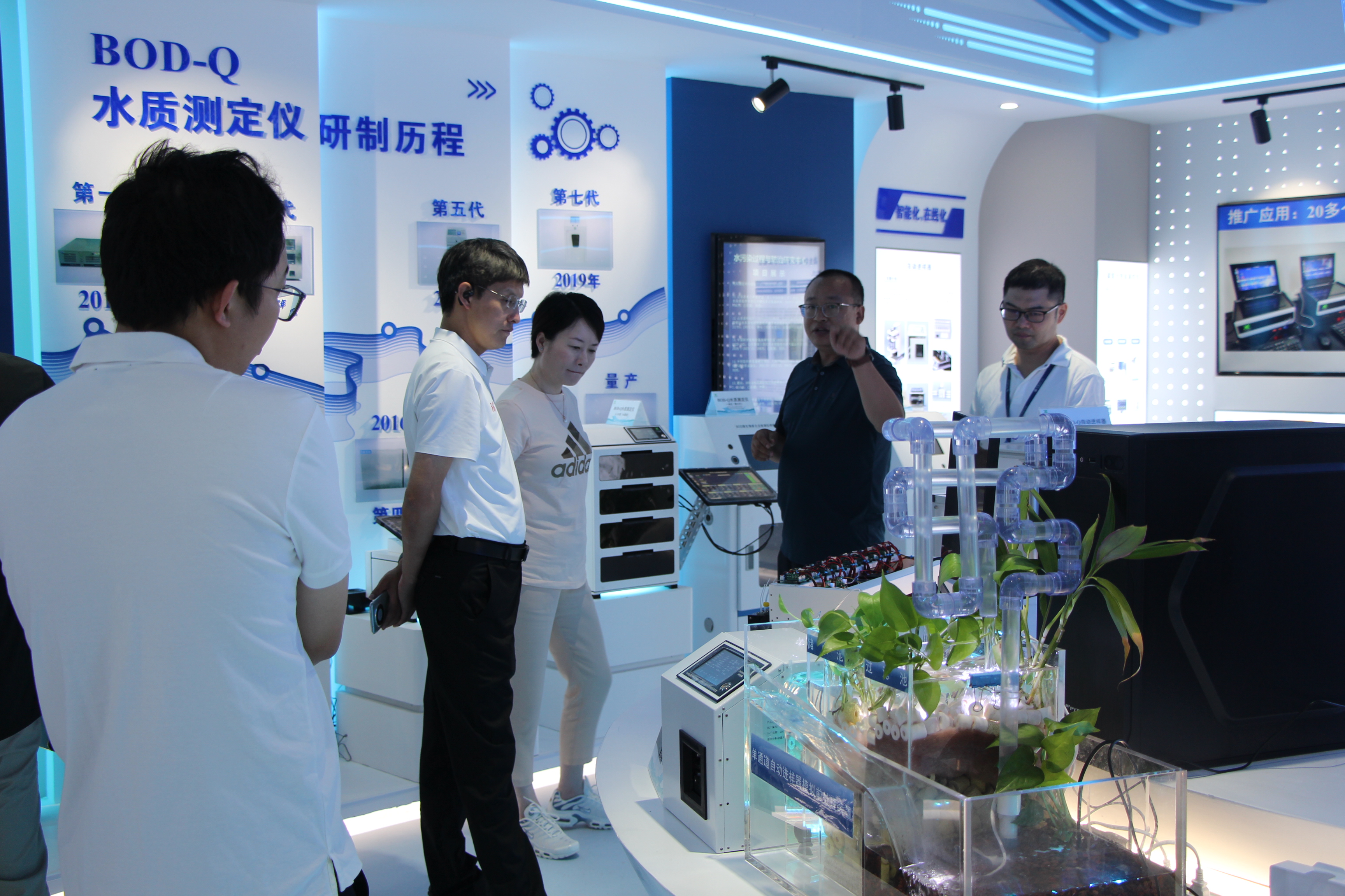 嘉興市委領(lǐng)導(dǎo)一行參觀我司儀器展廳