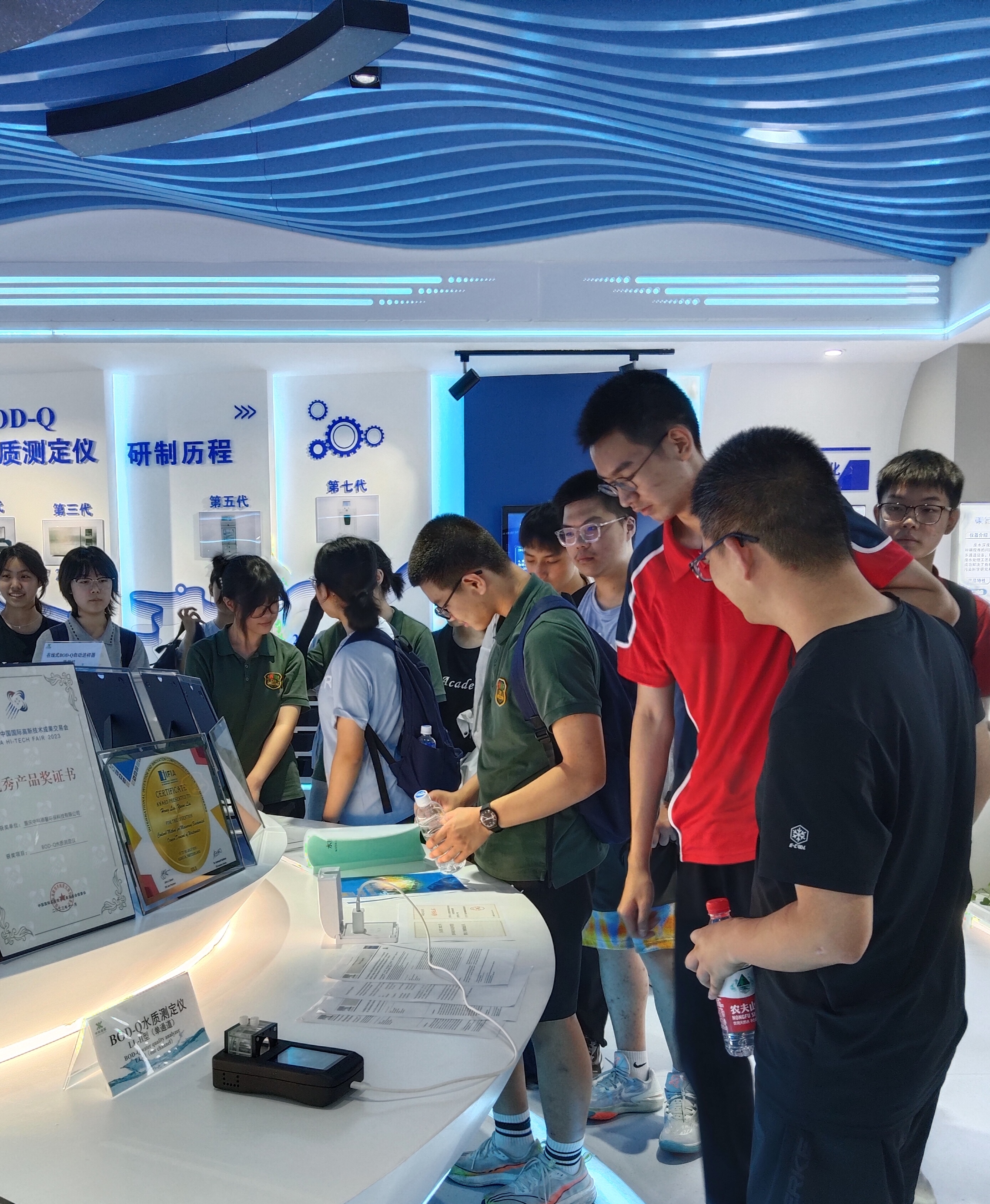 巴蜀中學(xué)研學(xué)班學(xué)員參觀我司儀器展廳